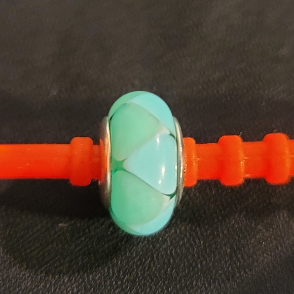 Authentic PANDORA discontinued green triangle glass bead charm - Picture 4 of 5